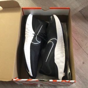 Men’s NWOT Nike Renew Run sneakers 10.5